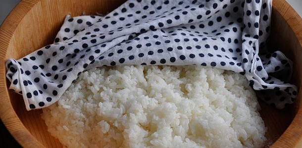 Préparation du riz pour sushis