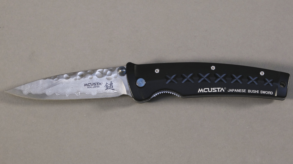 Couteau japonais pliant Mcusta MC-161D Damas Tsuchi noir