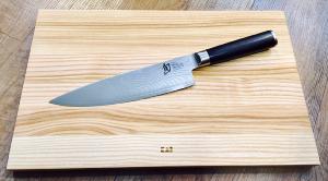 COUTEAU CHEF 20 CM KAI SHUN DAMAS + PLANCHE EN PLANCHE EN FRÊNE