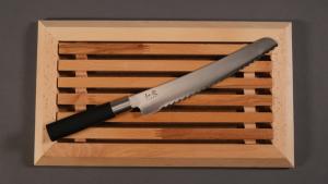 Couteau à pain japonais Kai Wasabi Black + planche à pain en hêtre