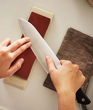 Aiguisage à la pierre d'un couteau de cuisine japonais