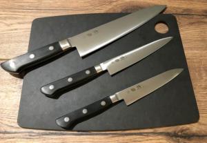 Set de 3 couteaux japonais Jaku Forgé forme européenne + planche à découper