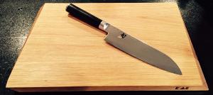 COUTEAU SANTOKU 16,5 CM KAI SHUN DAMAS + PLANCHE EN CHENE