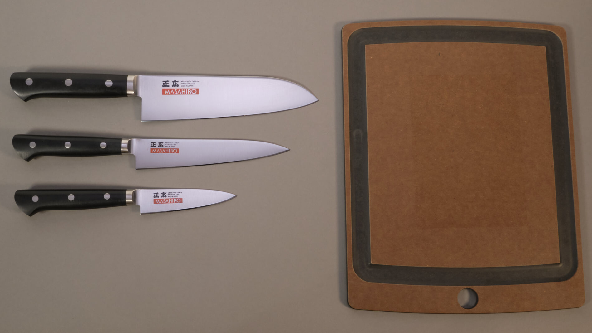 Set de 3 couteaux Japonais Chroma Masahiro "Forme Japonaise" et planche