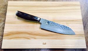 COUTEAU SANTOKU 18 CM SHUN PREMIER TIM MÄLZER + PLANCHE EN FRÊNE