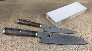 Set de 2 couteaux japonais Miyabi 50000MCD67 Utilitaire + Santoku + Pierre à affûter Miyabi
