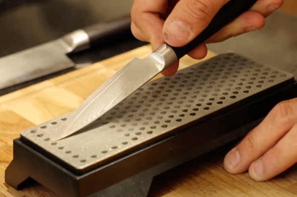 Prestation d'affûtage traditionnel à la pierre d'un couteau de cuisine de - 10 cm
