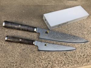 Set de 2 couteaux japonais Miyabi 50000MCD67 Utilitaire + Chef + Pierre à affûter Miyabi
