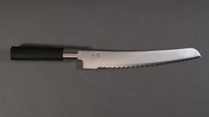 Couteau à pain japonais Kai Wasabi Black + planche à pain en hêtre