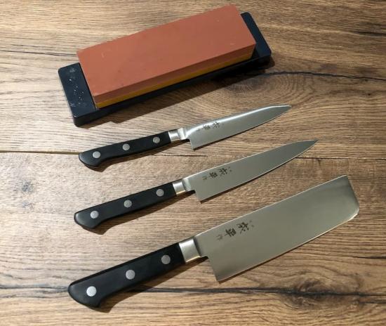 Set de 3 couteaux japonais Jaku Forgé forme vegan + pierre à affuter Tojiro