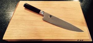 COUTEAU CHEF 20 CM KAI SHUN DAMAS + PLANCHE EN CHENE