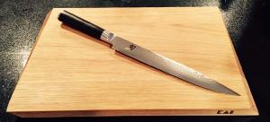 COUTEAU A TRANCHER 23 CM KAI SHUN DAMAS + PLANCHE EN CHENE