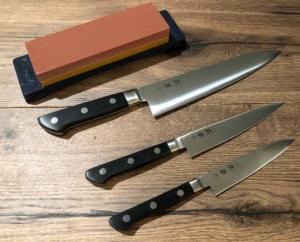 Set de 3 couteaux japonais Jaku Forgé forme européenne + pierre à aiguiser Tojiro