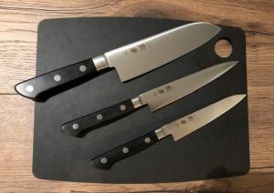 Set de 3 couteaux japonais Jaku Forgé forme japonaise + planche à découper