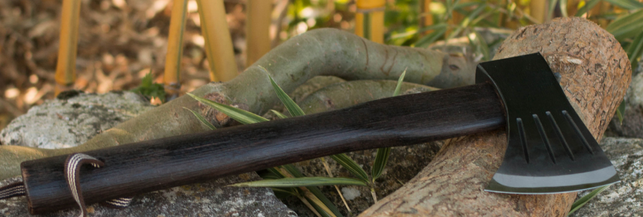 Haches japonaises pour le jardin et le travail de bois