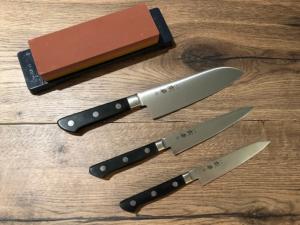 Set de 3 couteaux japonais Jaku Forgé forme japonaise + pierre à aiguiser Tojiro