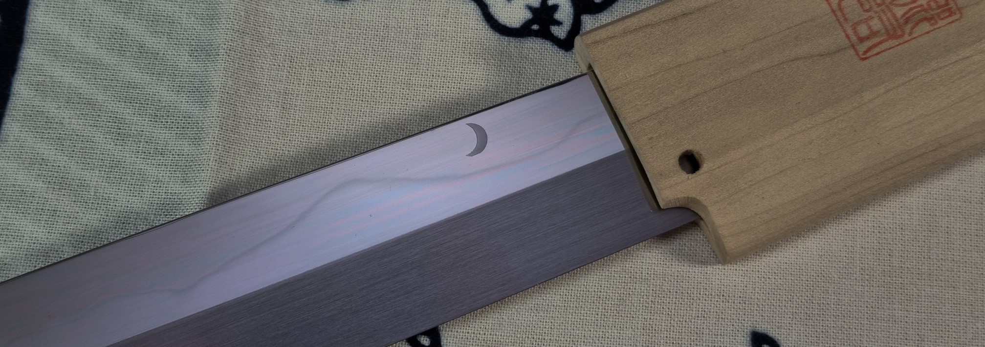 couteau japonais à lame honyaki avec saya en bois