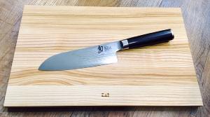 COUTEAU SANTOKU 18 CM KAI SHUN DAMAS + PLANCHE EN PLANCHE EN FRÊNE